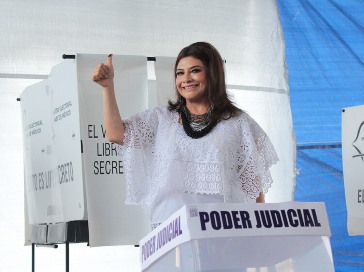 Clara Brugada luego de emitir su voto en una escuela, ayer.