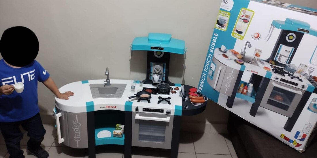 "Quiero ser chef", argumenta un niño cuando sus padres se niegan a comprarle una cocinita por ser un juguete "de niñas"
