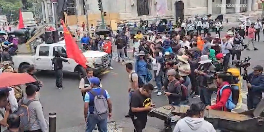 Marcha de integrantes de la CNTE este lunes.