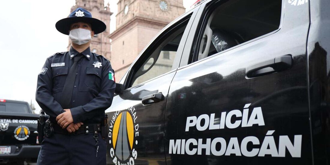 Elementos de la nueva corporación posa junta a las nuevas unidades.