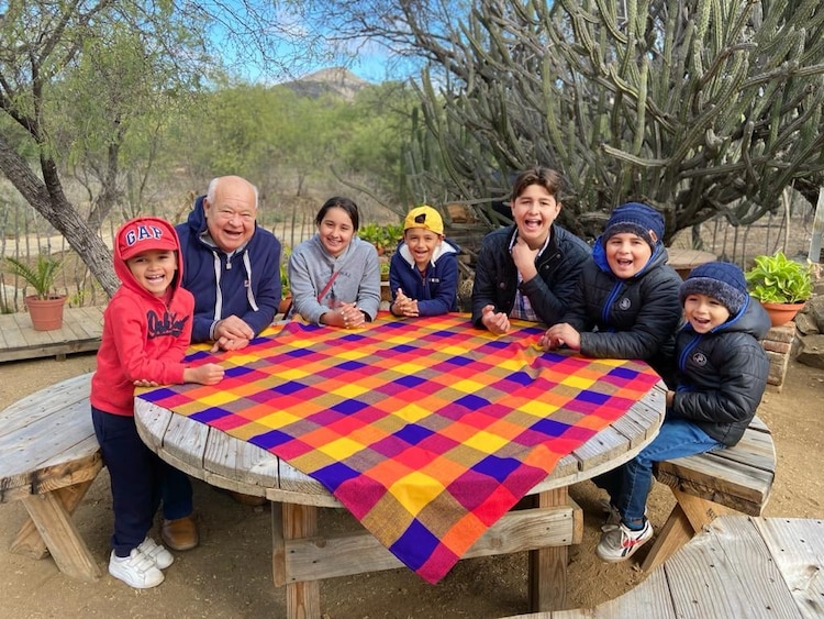 Víctor Manuel Castro Cosío, abanderado de Morena, celebro también ayer el Día de la Familia.