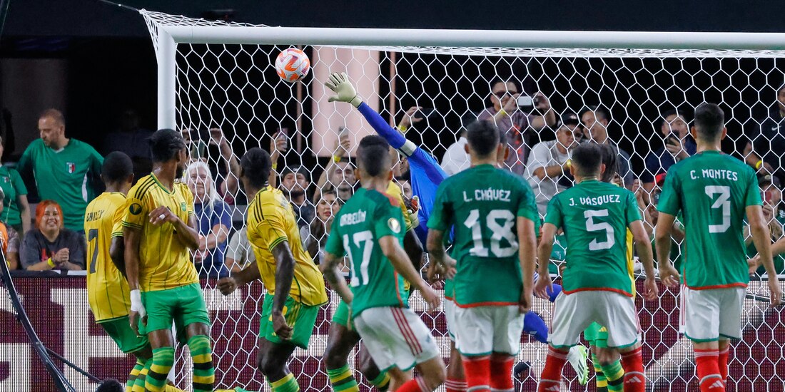 Luis Chávez marcó de tiro libre el segundo gol de México contra Jamaica en las semifinales de la Copa Oro 2023.
