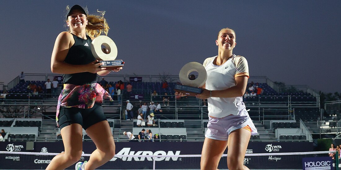 Caty Mcnally y Diane Parry festejan tras coronarse en dobles, ayer.