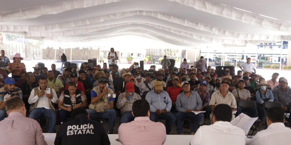 Tras mesa de diálogo con el Gobierno de Guerrero, pobladores de varias comunidades de Chilpancingo acuerdan liberar a funcionarios retenidos y quitar los bloqueos instalados en la Autopista del Sol.