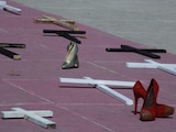 Colocaron zapatillas, vestidos y cruces como memorial para las víctimas de feminicidio.