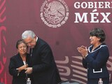 El Presidente, con Sandra Luz Encarnación, maestra galardonada con la medalla Ignacio M. Altamirano, la Jefa de Gobierno (izq.) y la titular de la SEP (der.), ayer.