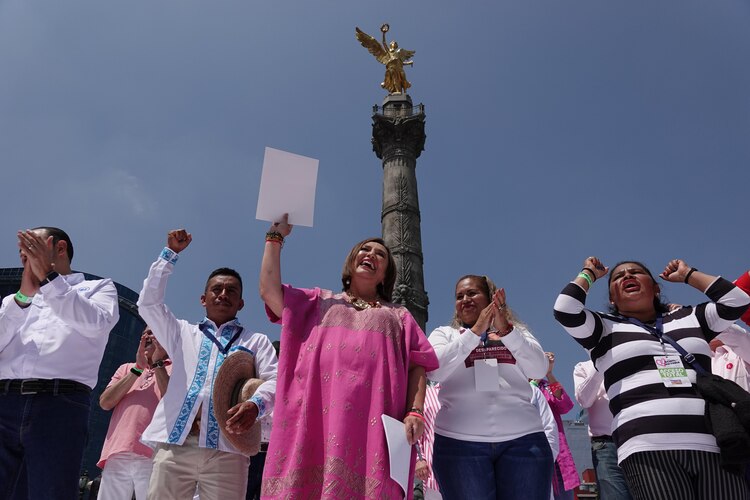 Xóchitl Gálvez, durante la entrega de su constancia como candidata presidencial, el domingo.