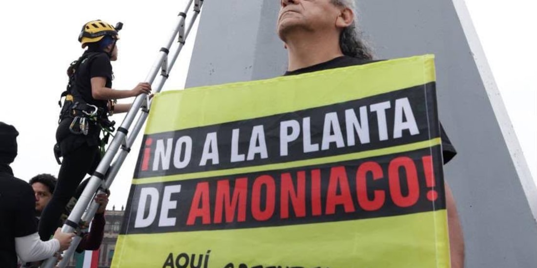 Manifestación en el Zócalo de integrantes de Greenpeace.
