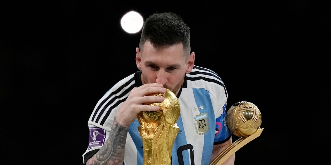 Lionel Messi besa la Copa FIFA tras la coronación mundial de Argentina en Qatar 2022.