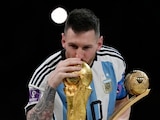 Lionel Messi besa la Copa FIFA tras la coronación mundial de Argentina en Qatar 2022.