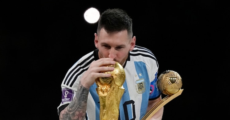 Lionel Messi besa la Copa FIFA tras la coronación mundial de Argentina en Qatar 2022.