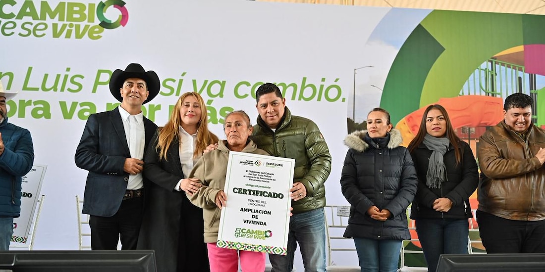 El Gobernador constitucional con vecina beneficiada.