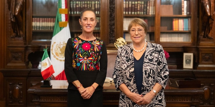 Claudia Sheinbaum, presidenta de México (izq.), junto a Michelle Bachelet, de Chile (der.).