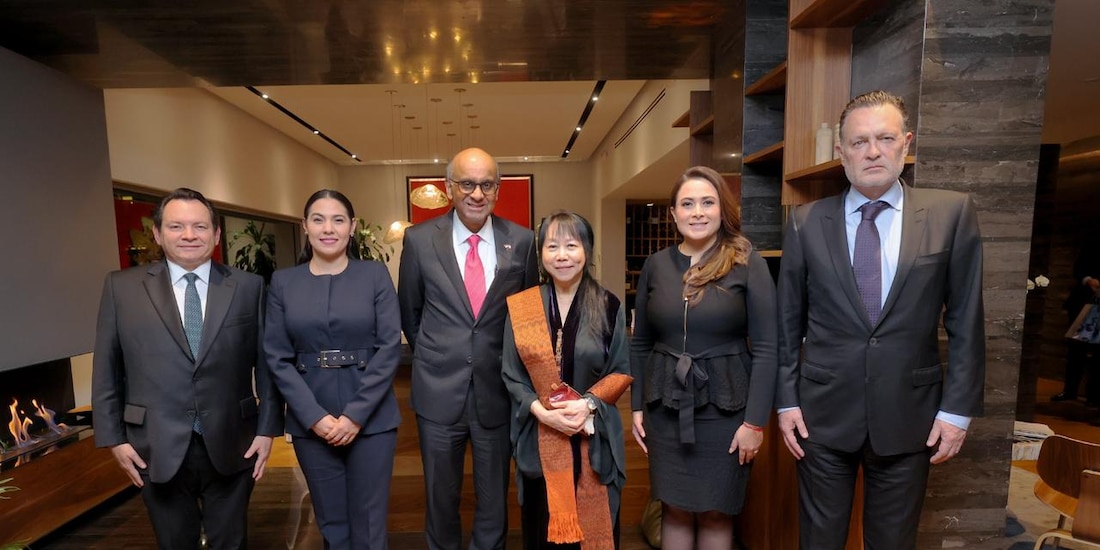 La Gobernadora con otras autoridades.