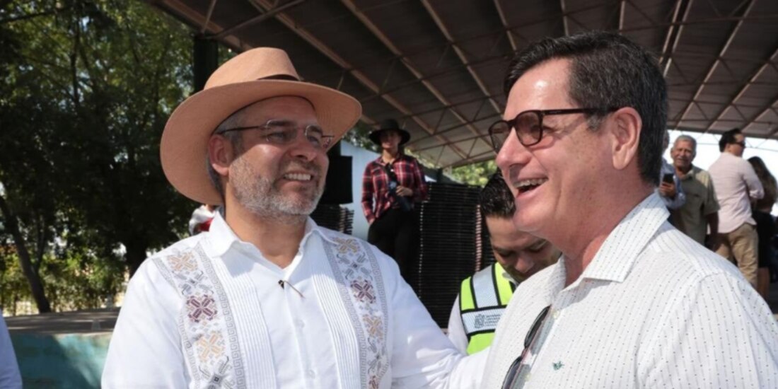 El gobernador Alfredo Ramírez Bedolla (izq.), ayer, en Morelia.