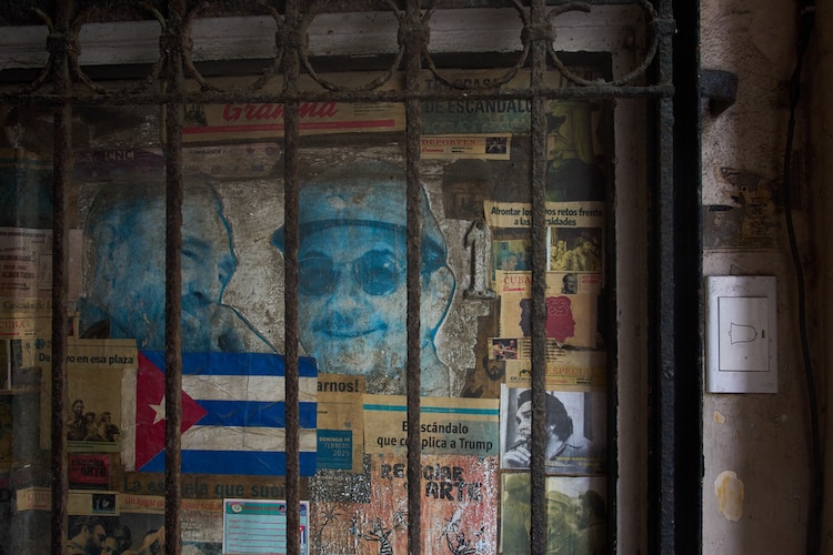 Un retrato de Fidel y Raúl Castro en La Habana, Cuba.