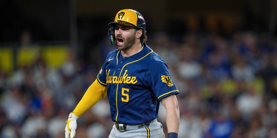 Garrett Mitchell celebra su home run en el Juego 3 de la Serie de Campeonato de la Liga Nacional entre Dodgers y Brewers