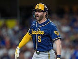 Garrett Mitchell celebra su home run en el Juego 3 de la Serie de Campeonato de la Liga Nacional entre Dodgers y Brewers