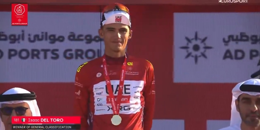 Isaac del Toro galardonado en Abu Dhabi tras conquistar el UAE Tour 2026, su primer título en una prueba por etapas del UCI WorldTour.