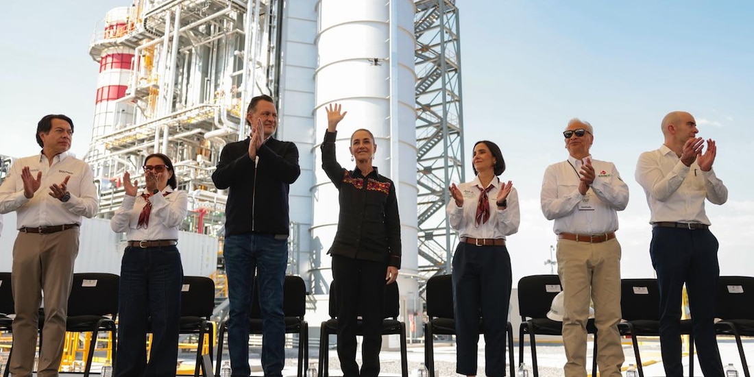 La Presidenta Claudia Sheinbaum, al centro, durante su gira de trabajo en Querétaro.