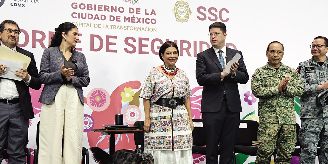 Clara Brugada (centro) y su gabinete de seguridad, ayer, tras una conferencia.