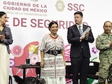 Clara Brugada (centro) y su gabinete de seguridad, ayer, tras una conferencia.
