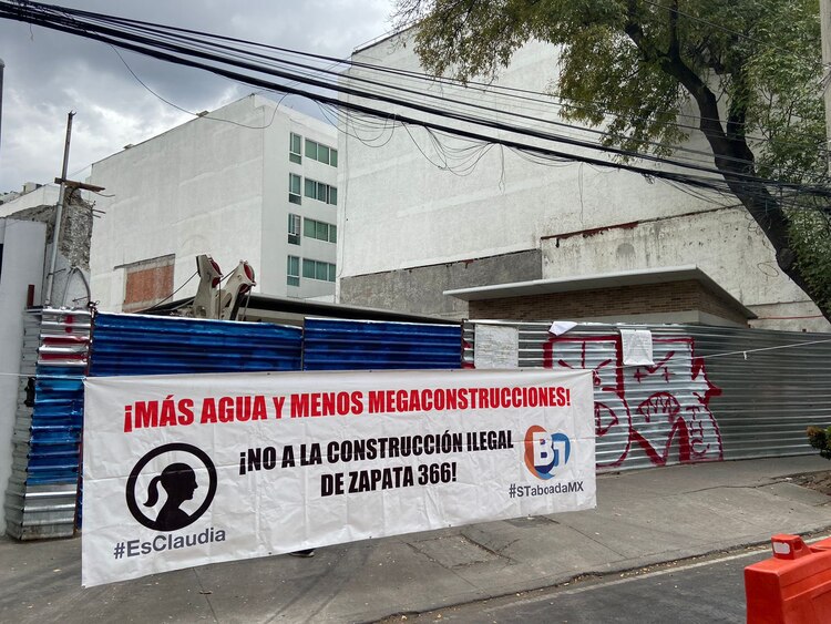 Protesta en avenida Emiliano Zapata y aspecto del predio, el pasado lunes.