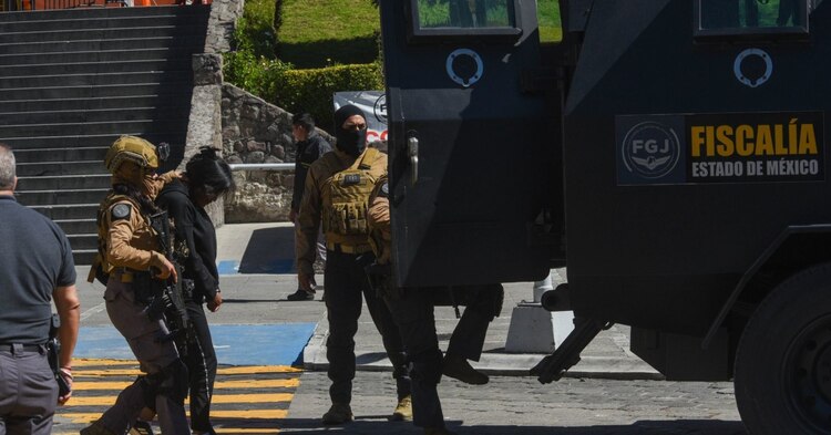 Por Operativo Enjambre, cae otro funcionario en el Estado de México.