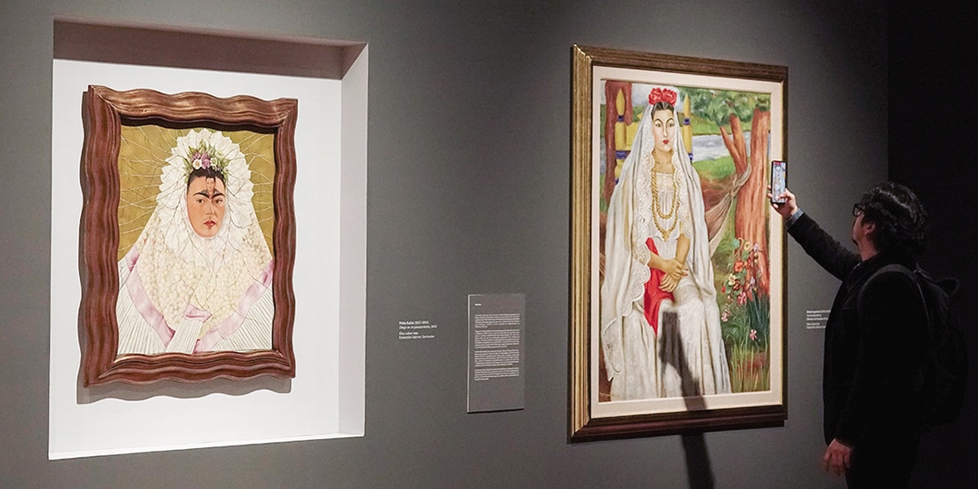 Un visitante, en la inauguración de la exposición.