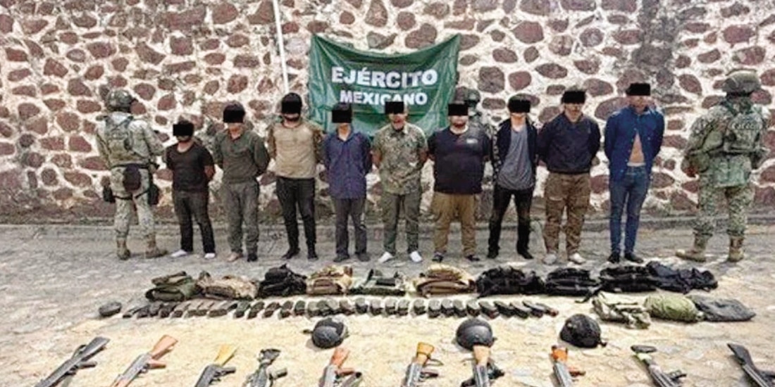 Elementos de la Defensa custodian a 9 detenidos el 6 de marzo de 2026.