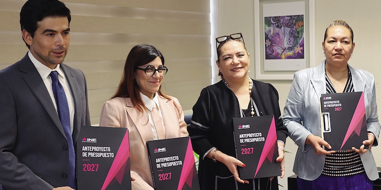 La consejera presidenta del INE (3.a de izq. a der.), Guadalupe Taddei, ayer.