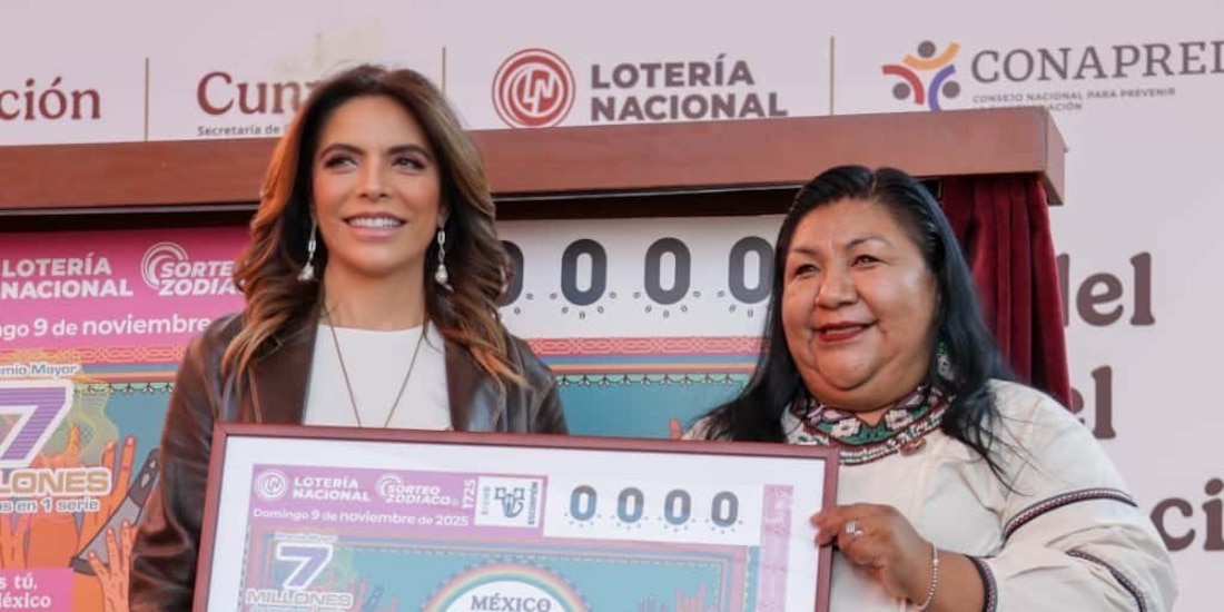 La directora general de Lotería Nacional, Olivia Salomón, y la titular de Conapred, Claudia Olivia Morales Reza, develan el billete conmemorativo en el CENART.