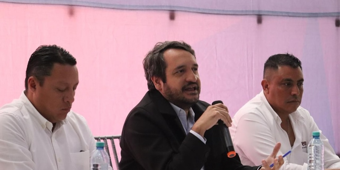 Andrés Manuel López Beltrán al centro de la imagen.