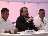 Andrés Manuel López Beltrán al centro de la imagen.