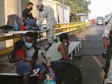 Un grupo de migrantes haitianos es detenido por la Guardia Nacional en Tapachula, Chiapas, ayer.