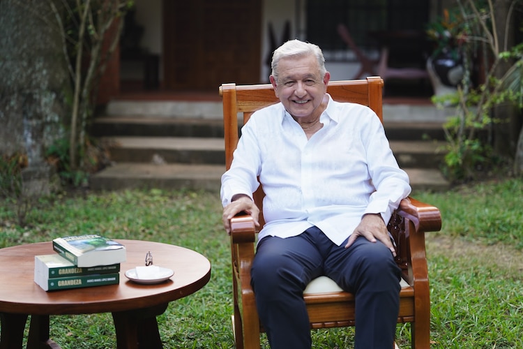 López Obrador reaparece en redes sociales para presentar su libro 'Grandeza'.