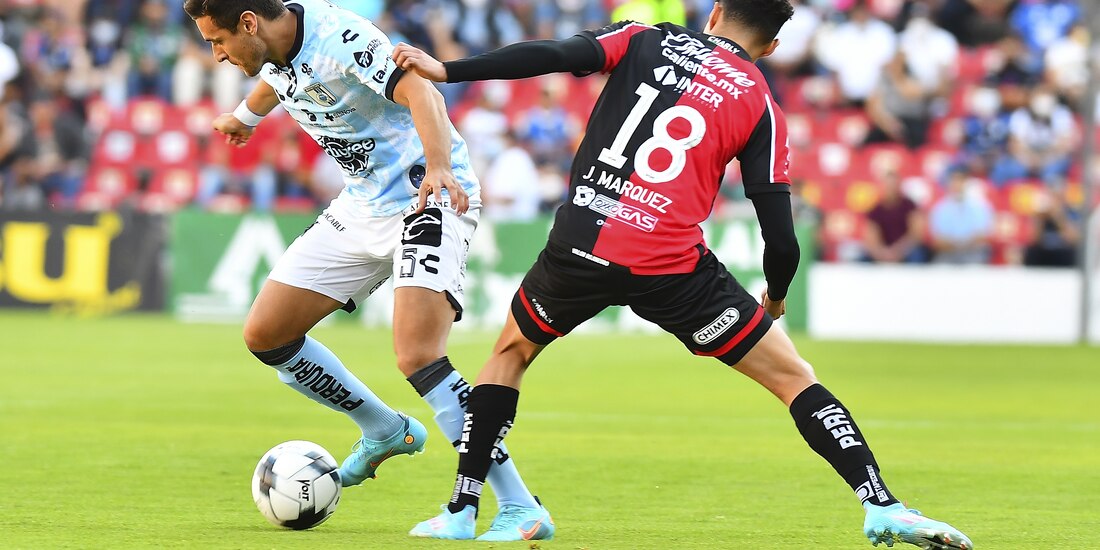 Kevin Escamilla, del Querétaro, Jeremy Márquez, del Atlas, durante el duelo más reciente entre ambos equipos en la Jornada 9 del Clausura 2022.