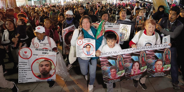 Colectivo de madres buscadoras al participar ayer en la celebración mariana para agradecer por las personas localizadas.