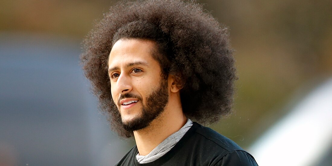 Colin Kaepernick, quarterback agente libre, llega a un entrenamiento ante cazatalentos de la NFL. Busca regresar a la liga.