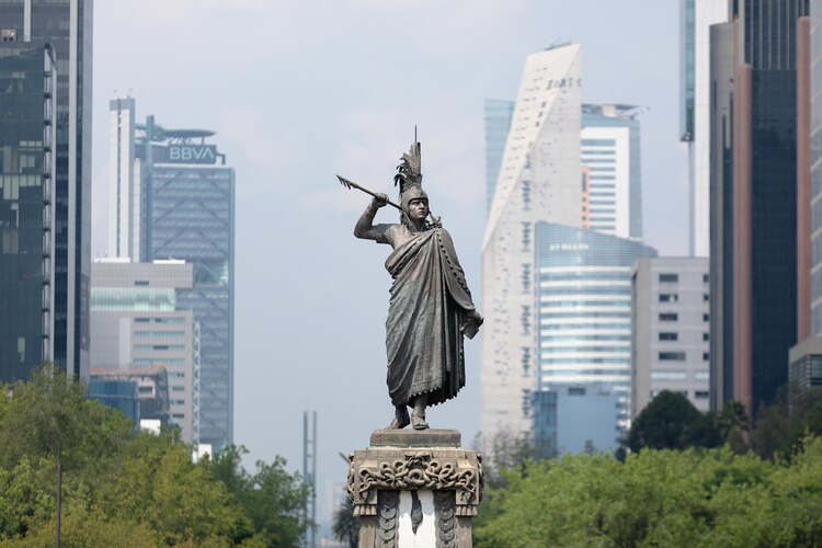 Monumento al emperador azteca Cuauhtémoc.