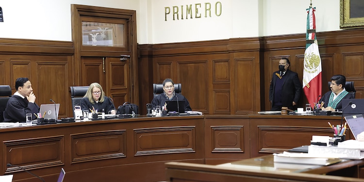 LA MINISTRA Lenia Batres (2.a de izq. a der.), en sesión ordinaria de la SCJN, ayer.