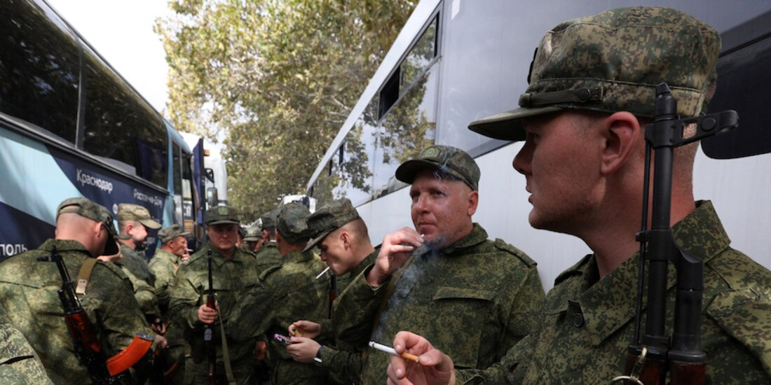 Militares rusos esperan abordar el transporte para sumarse a las fuerzas que luchan en Ucrania, ayer.