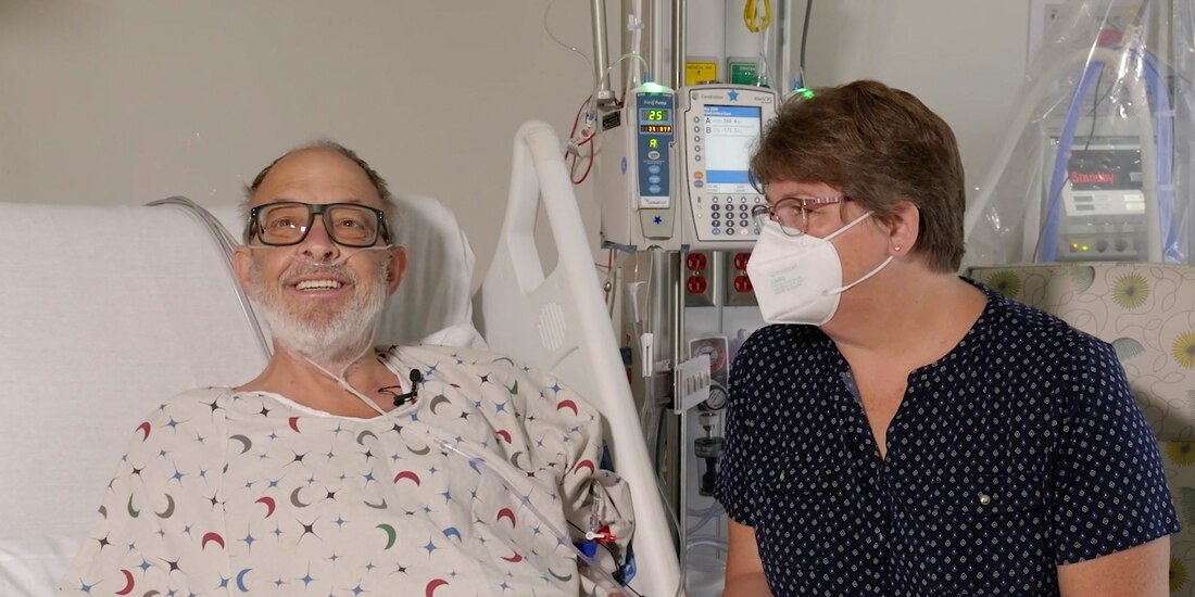 Lawrence Faucette se sienta con su esposa, Ann, en el hospital de la escuela en Baltimore, Maryland, en septiembre de 2023, antes de recibir un trasplante de corazón de cerdo.