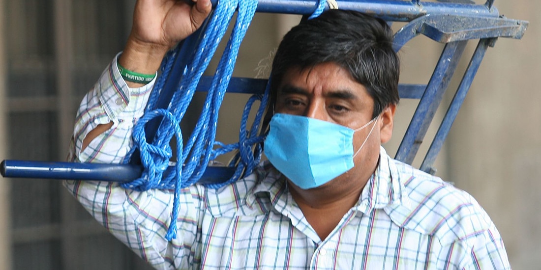Un hombre se protege de enfermedades respiratorias con un cubrebocas