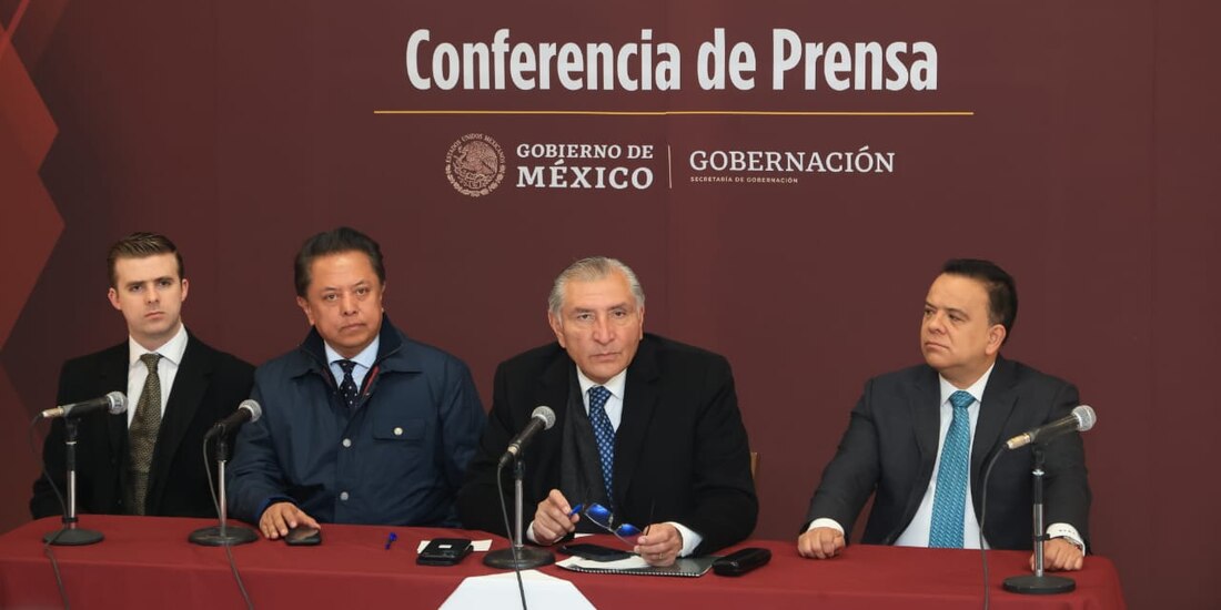 El titular de Gobernación, Adán Augusto López Hernández, al centro de los funcionarios.