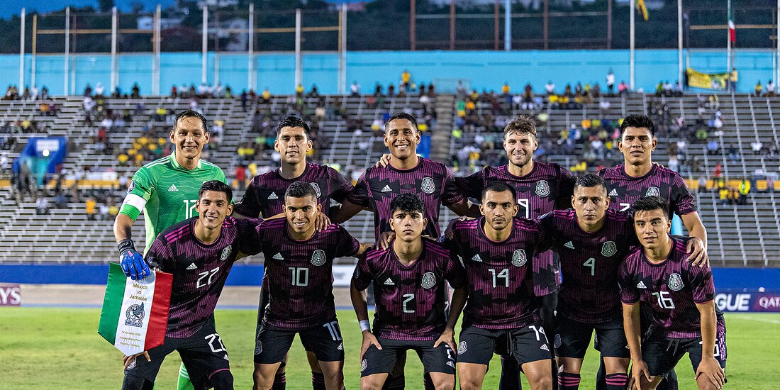 Jugadores de la Selección Mexicana previo a un partido de la Concacaf Nations League.