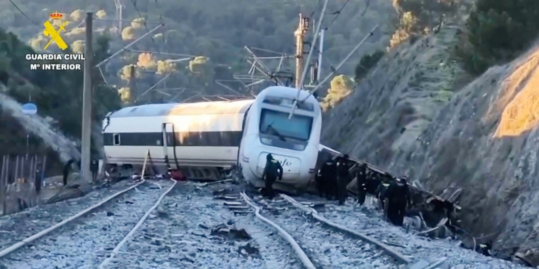 En esta escena tomada de un video proporcionado por la Guardia Civil, rescatistas trabajan en el lugar de un choque de trenes en Adamuz, España, el lunes 19 de enero de 2026.