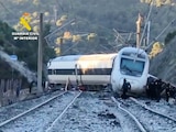 En esta escena tomada de un video proporcionado por la Guardia Civil, rescatistas trabajan en el lugar de un choque de trenes en Adamuz, España, el lunes 19 de enero de 2026.