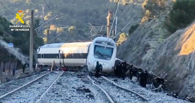 En esta escena tomada de un video proporcionado por la Guardia Civil, rescatistas trabajan en el lugar de un choque de trenes en Adamuz, España, el lunes 19 de enero de 2026.