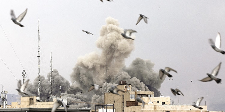Los pájaros vuelan después de una explosión en Teherán, el 2 de marzo.